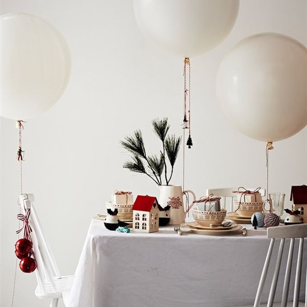 Mesa de Navidad decorada con globos y adornos del arbol navideño