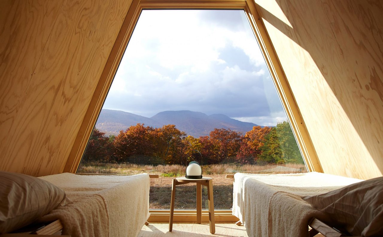 La ventana de suelo a techo ofrece una conexión inmediata con el paisaje, a la vez que el doble acristalamiento asegura un óptimo aislamiento.