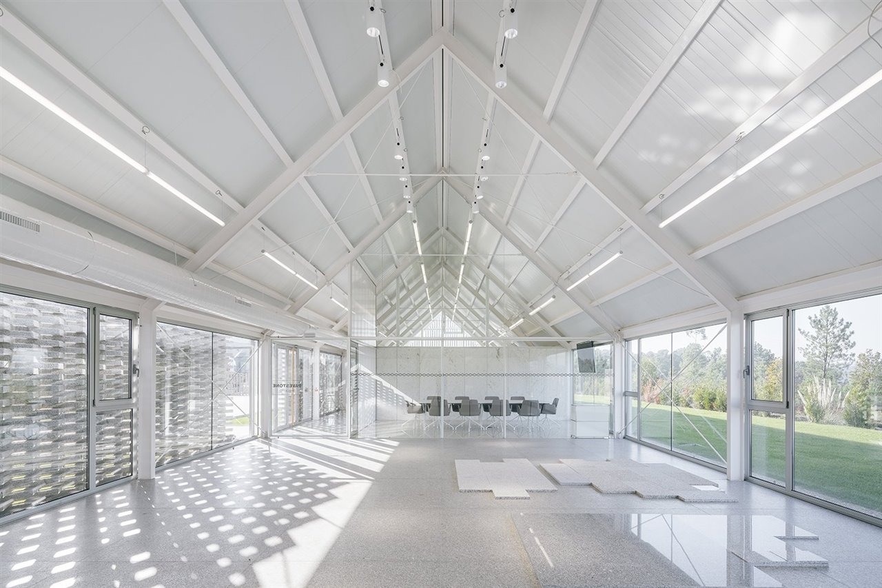 Oficinas y showroom DFG, Portugal, de Óscar López Alba/Aluminios Sobral, ganador en la categoría Trabajar.