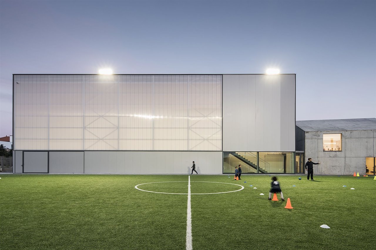 Pabellón deportivo-colegio Efanor, Portugal, de Paula Santos Arquitectura/Metaloviana, vencedor en la categoría Descubrir.