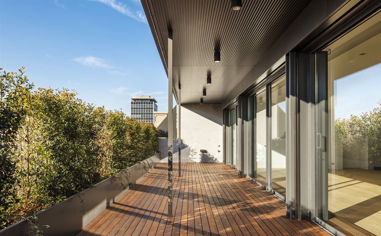Rehabilitación de un edificio de viviendas en Barcelona, de OAB/Talleres Valeriano Montón, proyecto ganador en la categoría Rehabilitar.