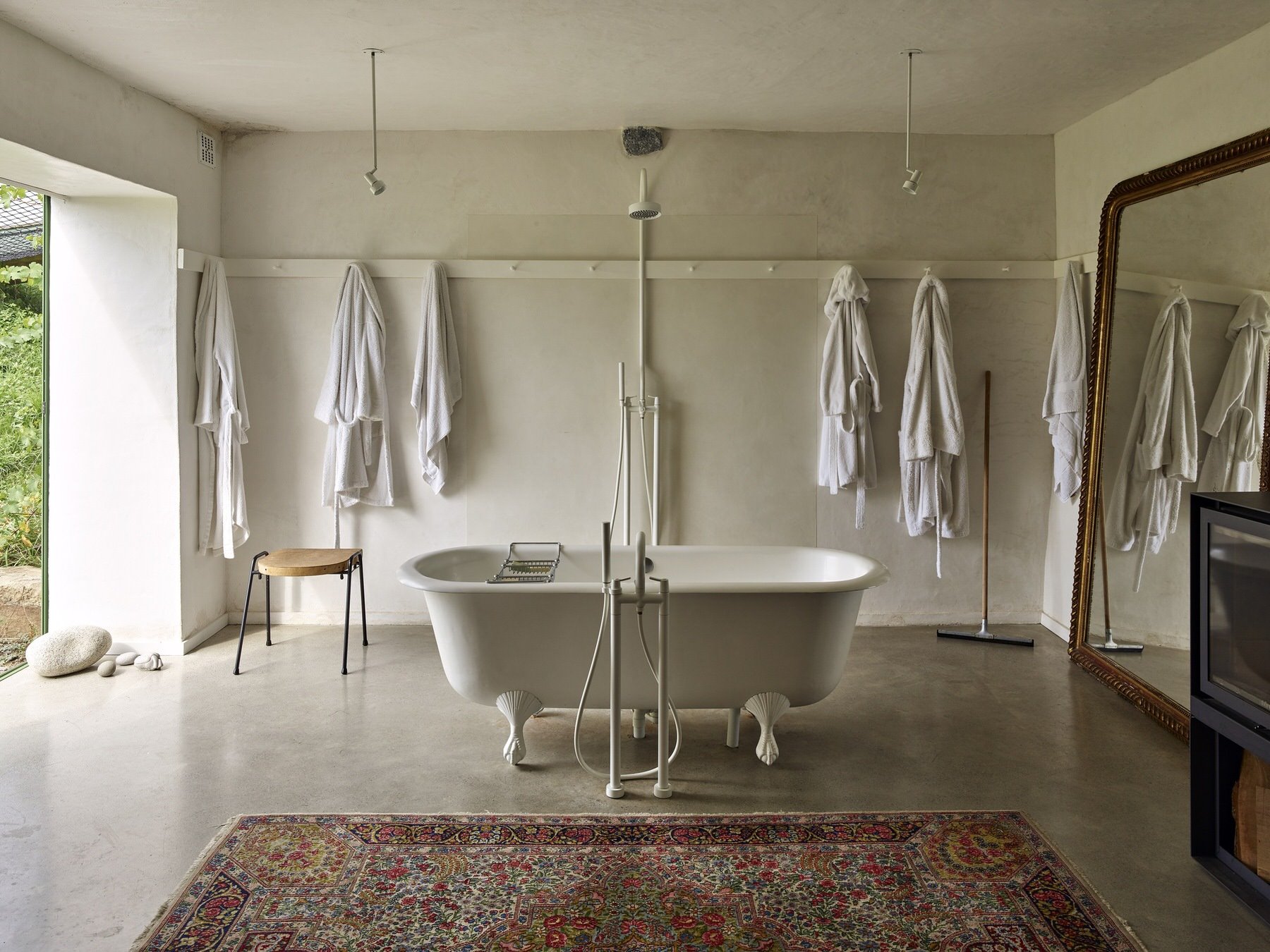 Antiguo establo abandonado convertido en casa moderna en Francia bañera recuperada con patas
