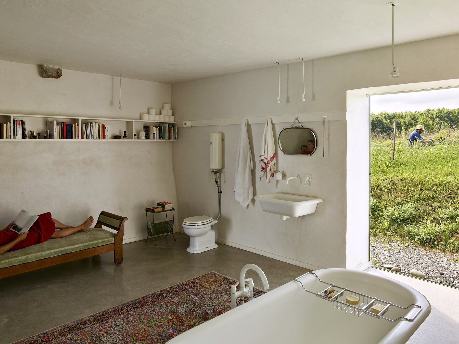 Antiguo establo abandonado convertido en casa moderna en Francia baño con bañera recuperada