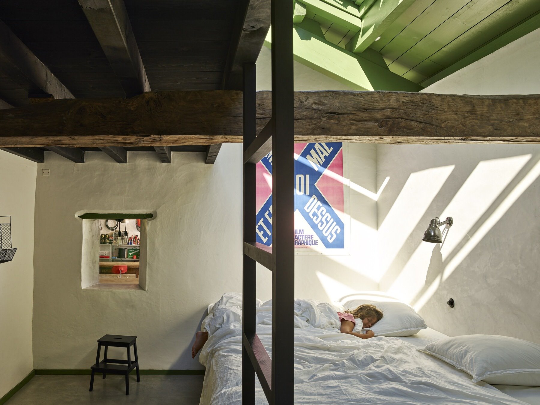 Antiguo establo abandonado convertido en casa moderna en Francia dormitorio en buhardilla