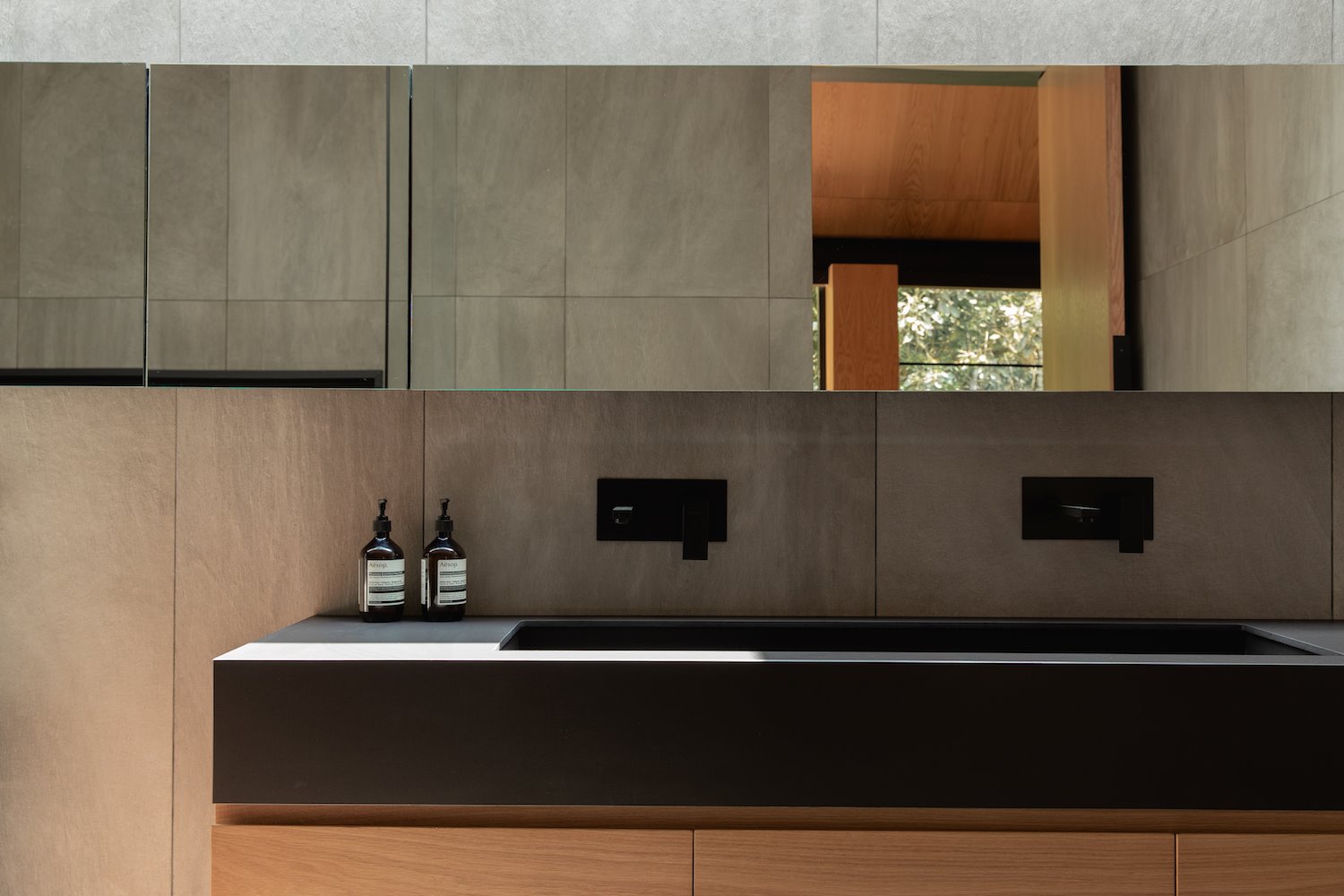 Baño con encimera de color negro de la casa del cantante J Balwin en Medellin