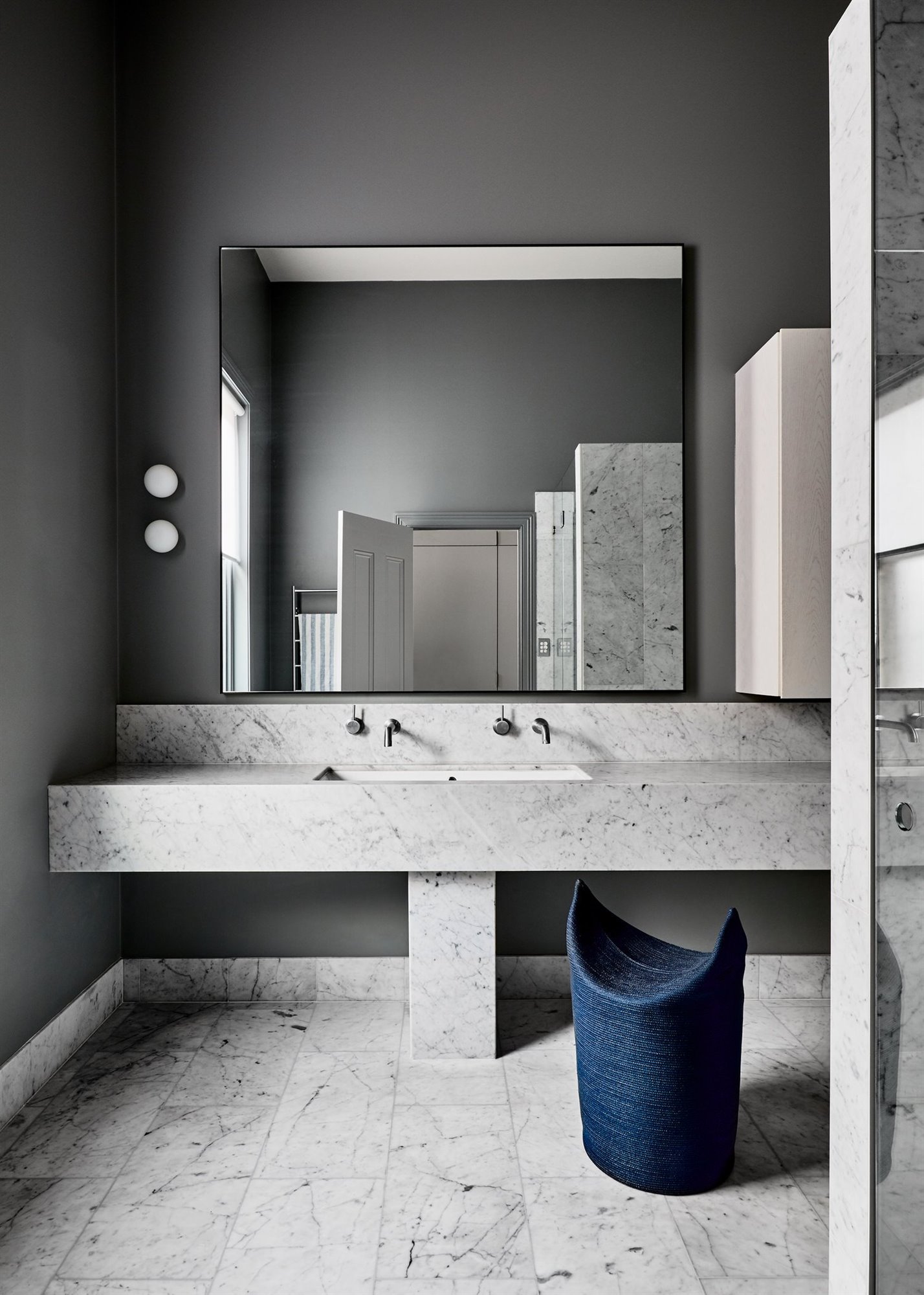 Baño de piedra de color gris de una casa en Australia