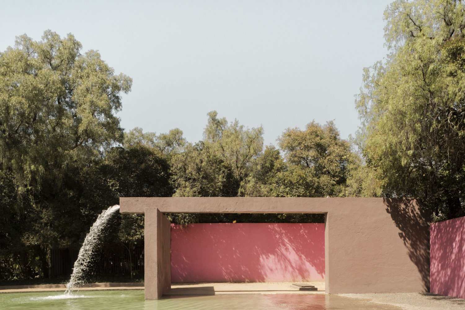 Casa con cascada de agua del arquitecto mexicano Luis barragan