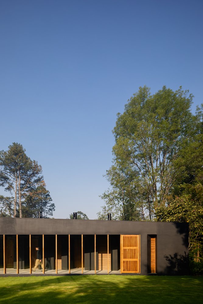 una casa moderna con fachada de madera negra en valle de bravo mexico