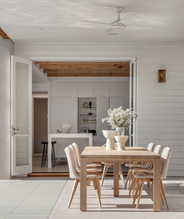Cocina con comedor exterior y ventilador