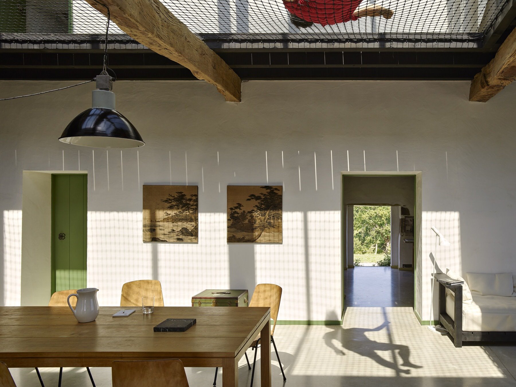Comedor con mesa de madera