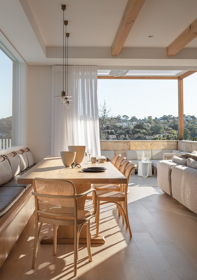 Comedor con silla de rejilla y banco de obra