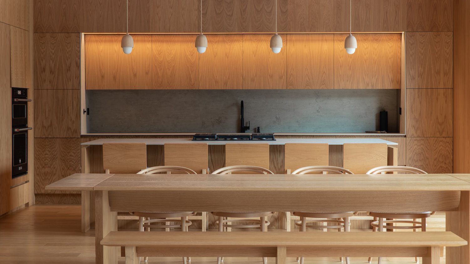 Comedor con sillas de madera de la casa del cantante J Balwin en Medellin