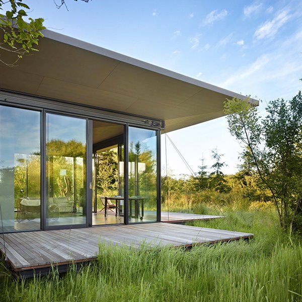 Una moderna cabaña de madera y cristal para refugiarte o abrazar la naturaleza