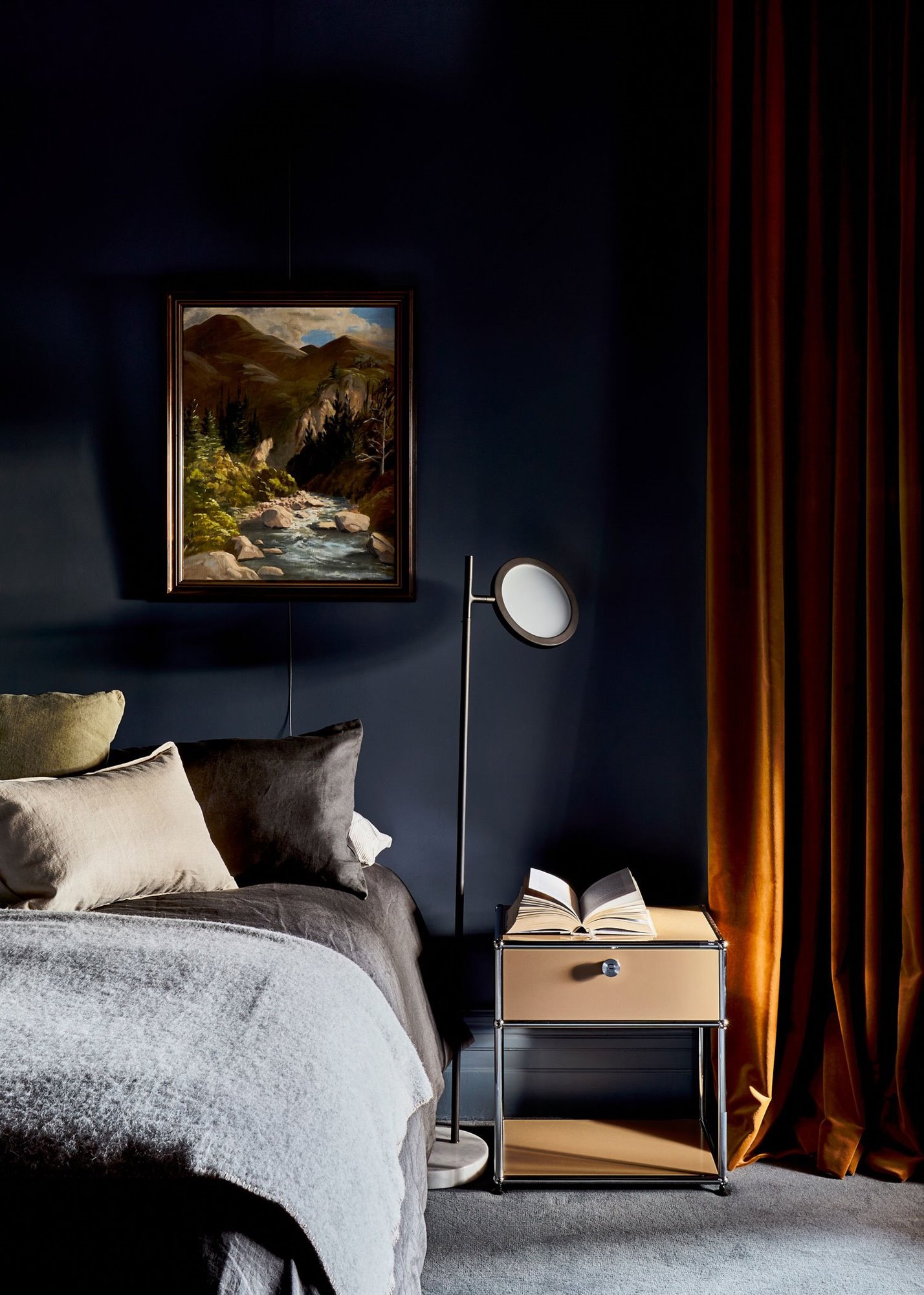 Dormitorio con paredes de color azul oscuro de una casa en Australia