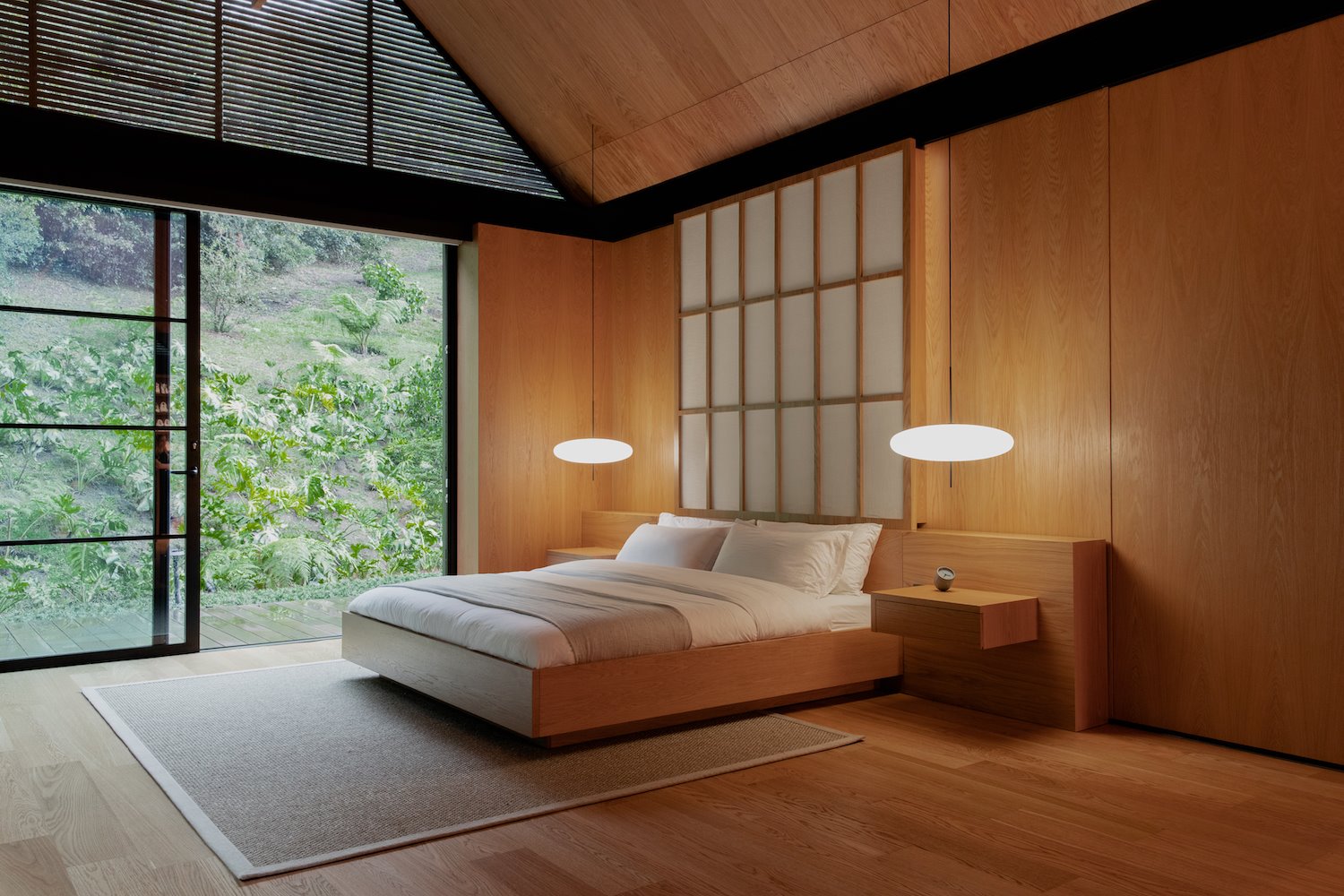 Dormitorio de estilo oriental con lamparas de papel de la casa del cantante J Balwin en Medellin