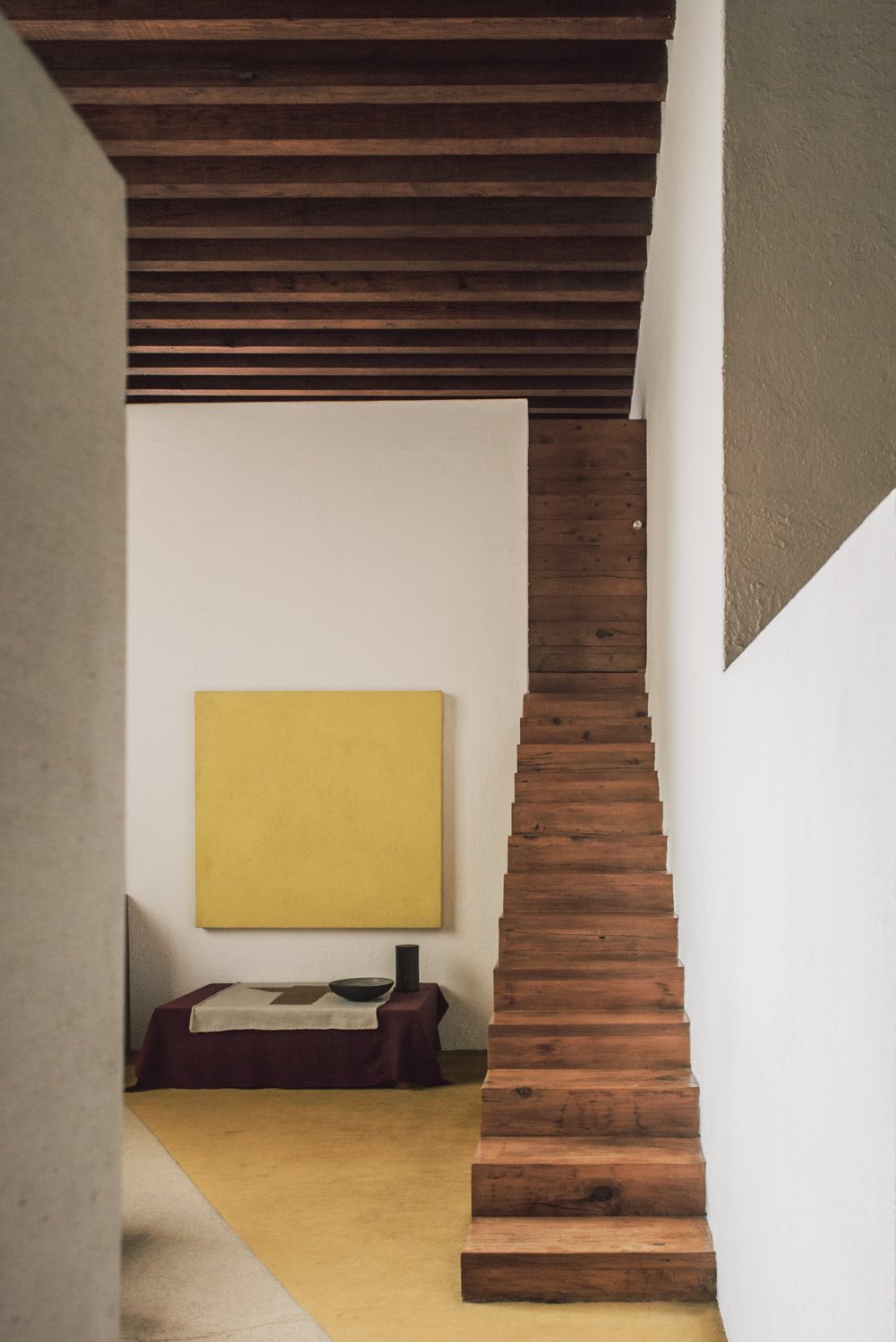 Escalera en una casa con vigas de madera del arquitecto mexicano Luis Barragan