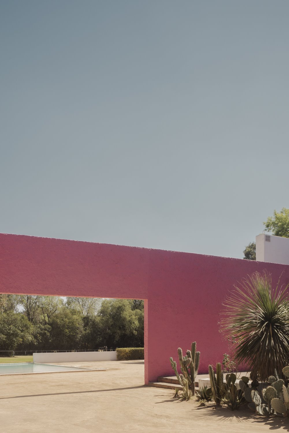 Patio con fachada de color rosa del arquitecto mexicano Luis Barragan