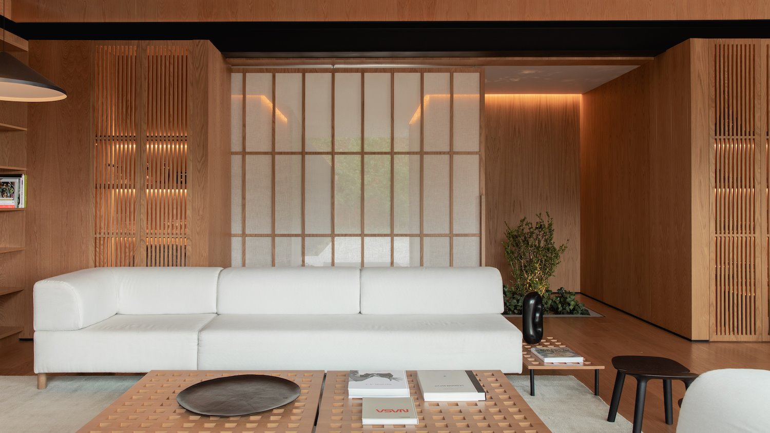 Salon con puertas correderas y sofa de color blanco de la casa del cantante J Balwin en Medellin