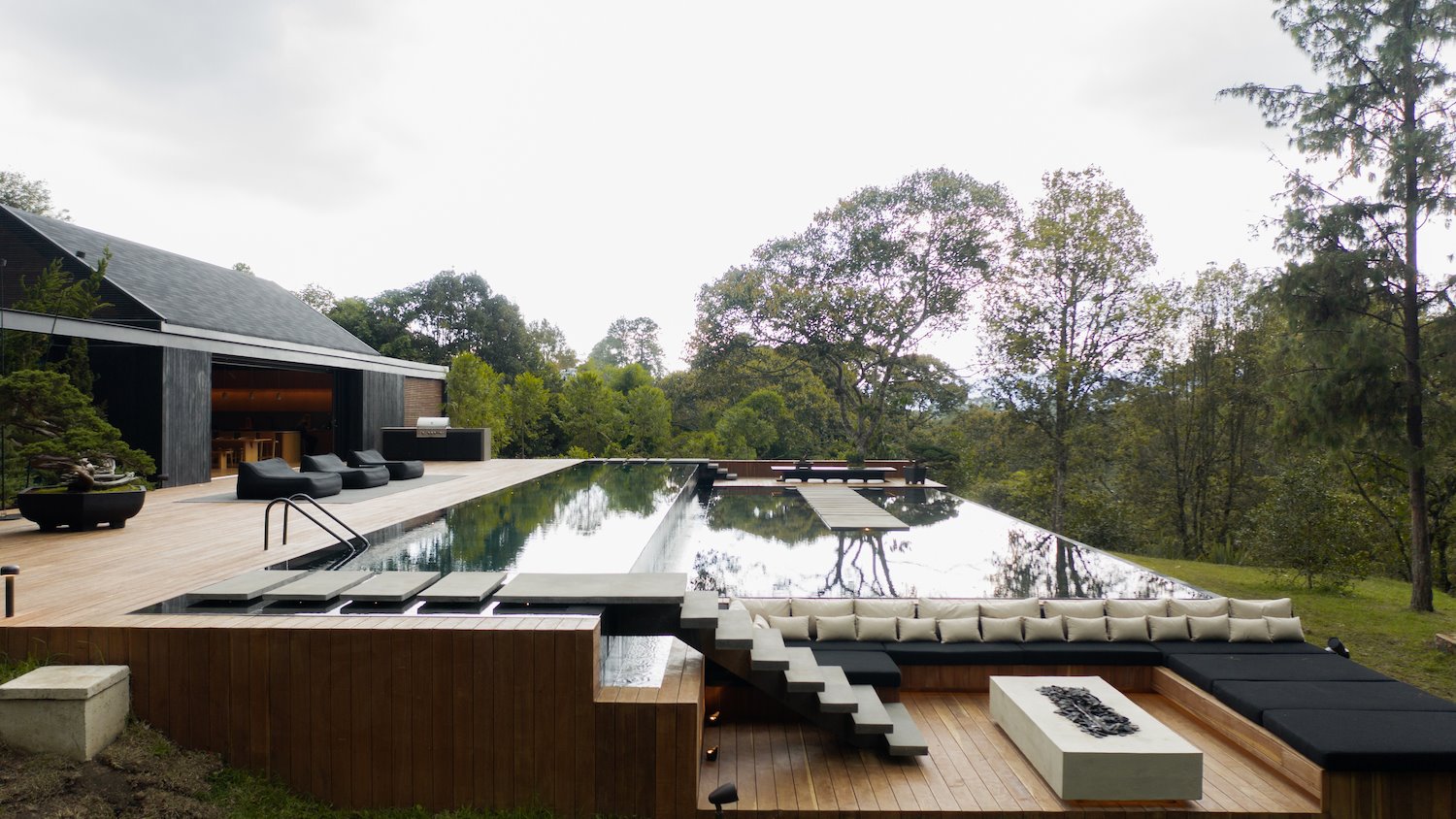 Vistas de la piscina y del porche de la casa del cantante J Balwin en Medellin