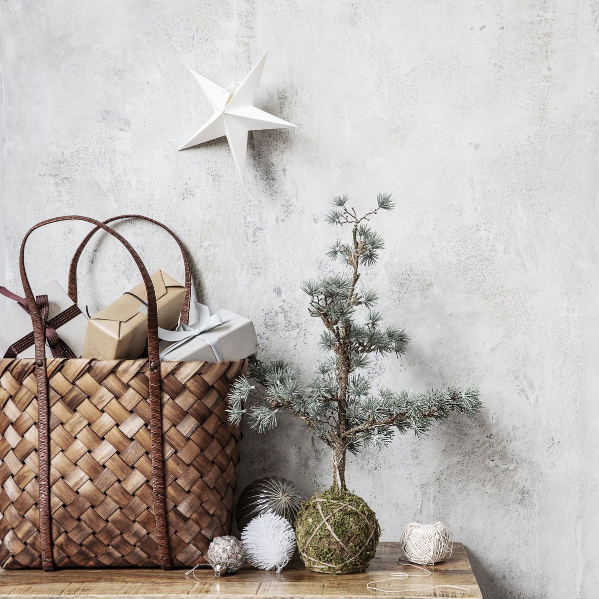 Arbol de navidad hecho con ramas y kokedamas