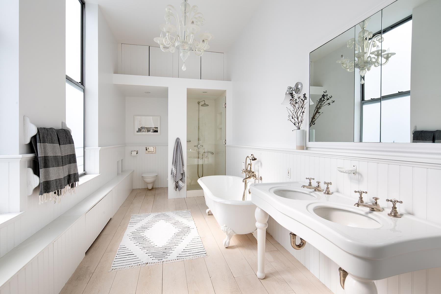 Baño con bañera de color blanco del apartamento atico de Kate Winslet en Nueva York