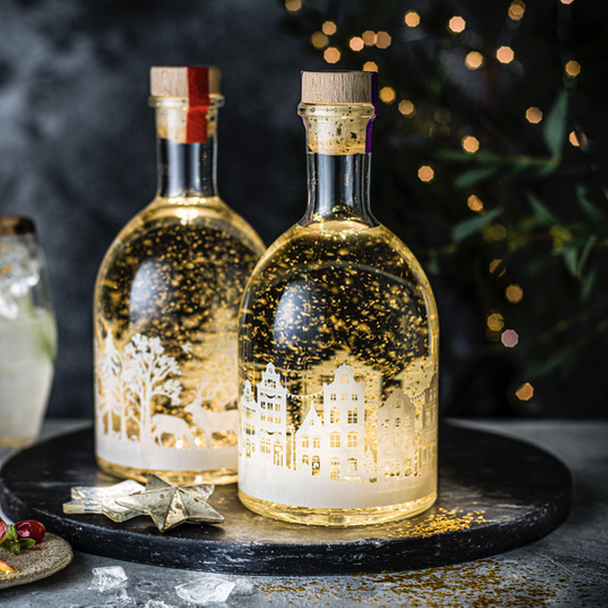 Botellas de ginebra con luces de Navidad