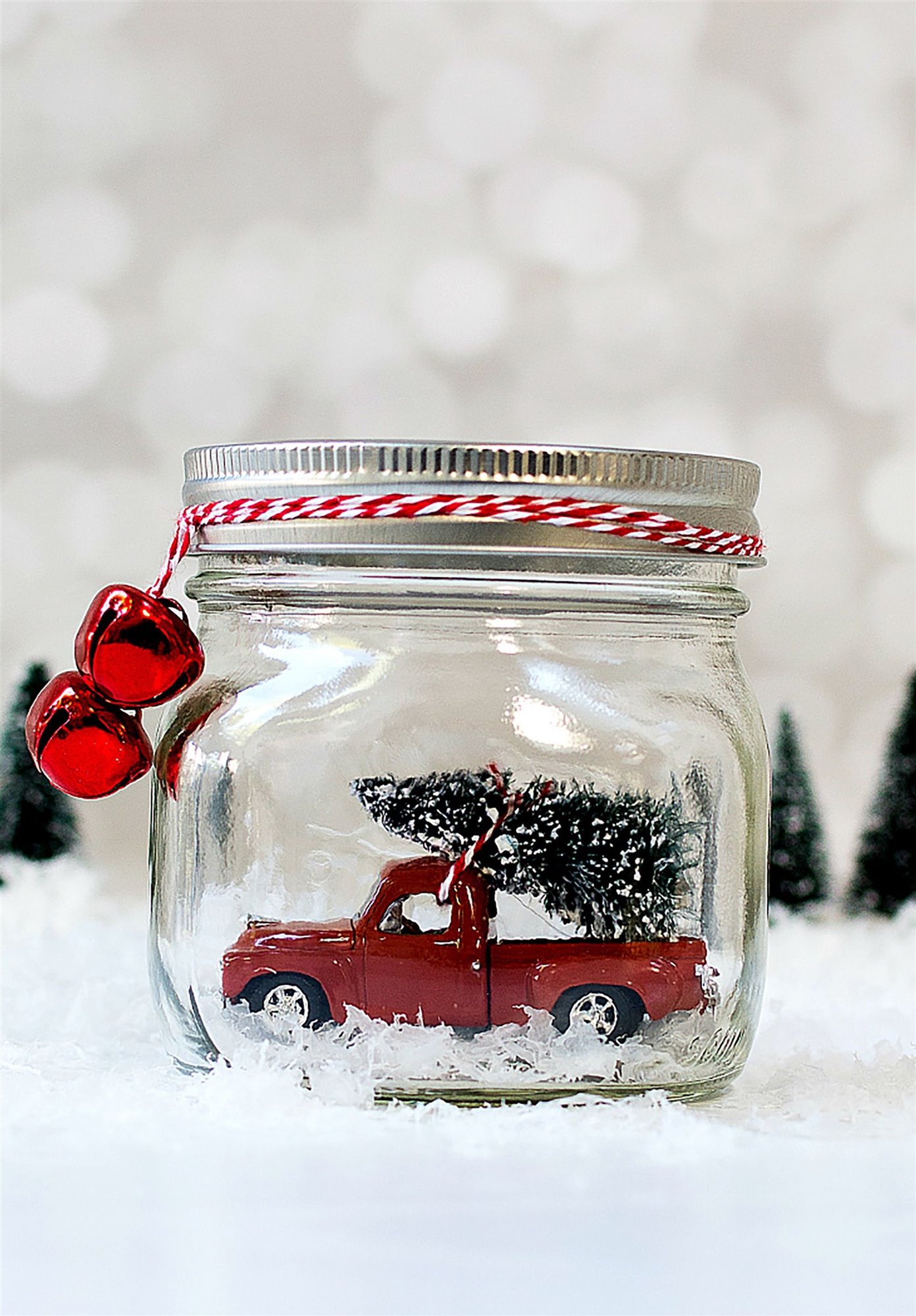 Cochecito de color rojo para decorar la casa en navidad con un bote de cristal