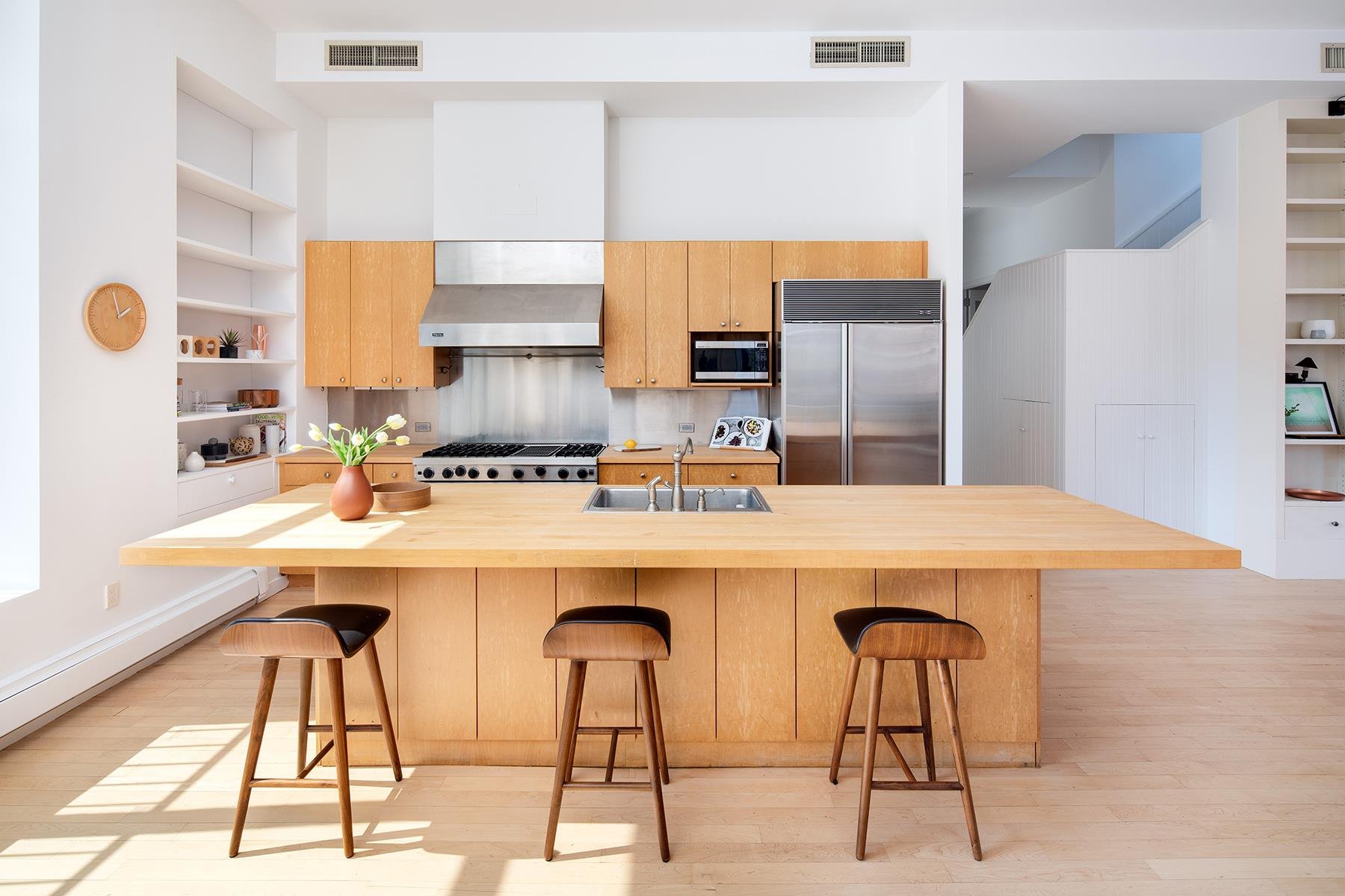 Cocina con taburetes de madera del apartamento atico de Kate Winslet en Nueva York
