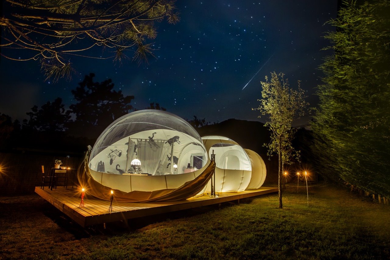 Cabañas en forma de burbujas en mitad del bosque en Girona. Hotel Mil Estrelles, Girona