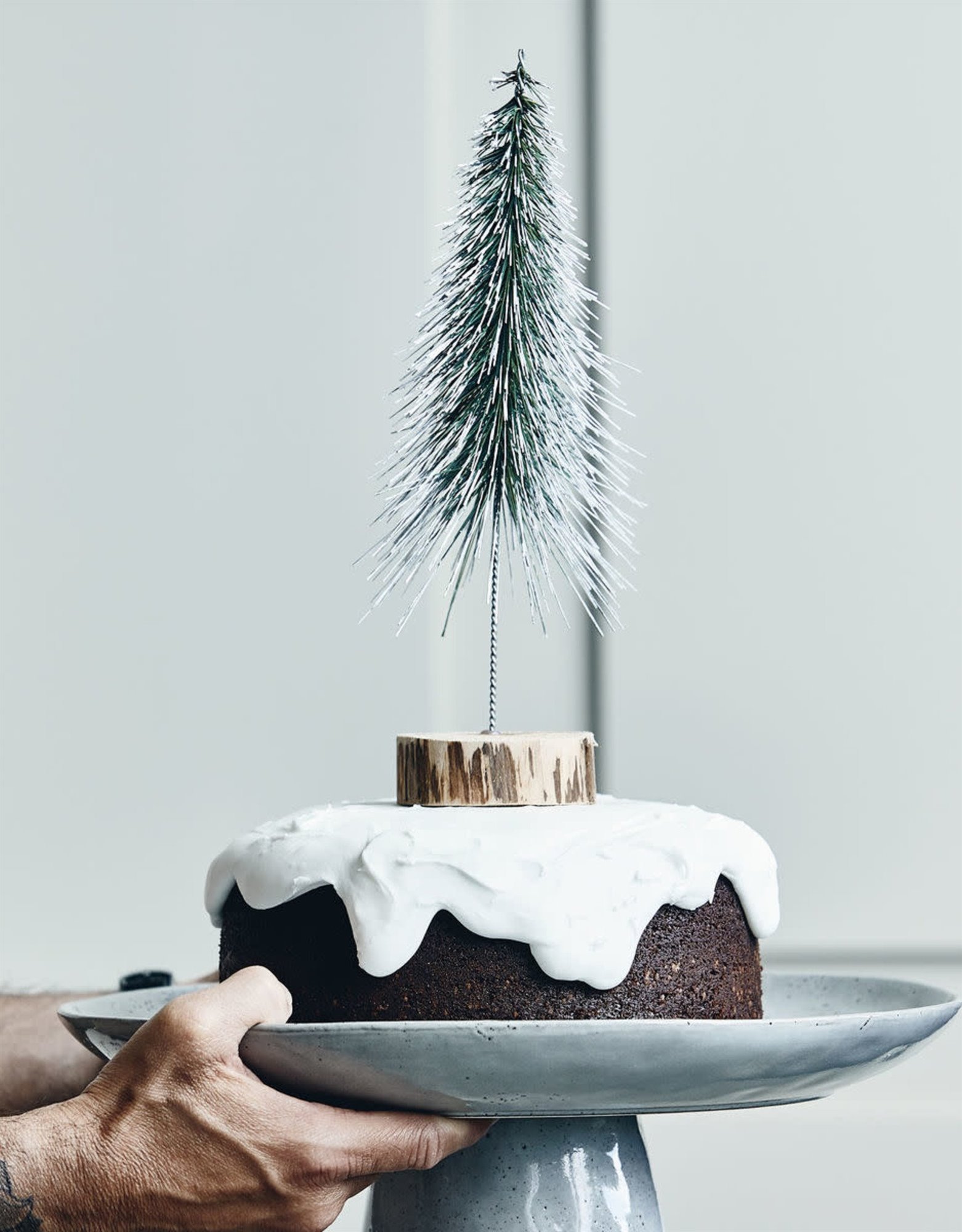 Pastel con frosting blanco y arbol de Navidad