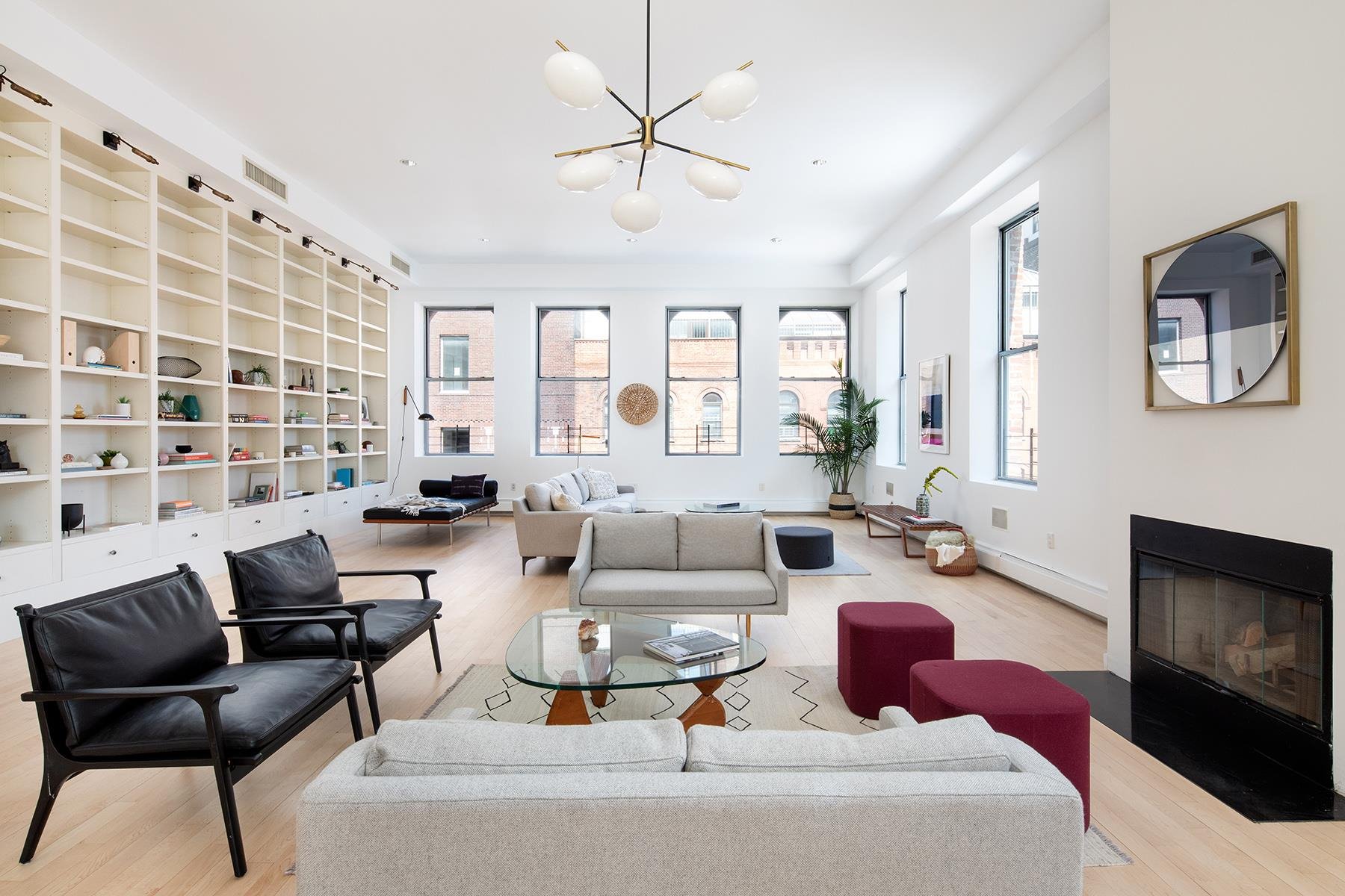 Salon con chimenea butacas de piel negra del apartamento atico de Kate Winslet en Nueva York