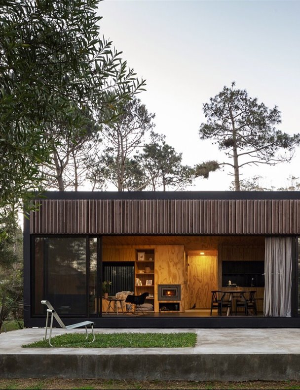 Esta casa prefabricada de madera en medio del bosque y de estilo rústico moderno se monta en solo ¡6 horas!