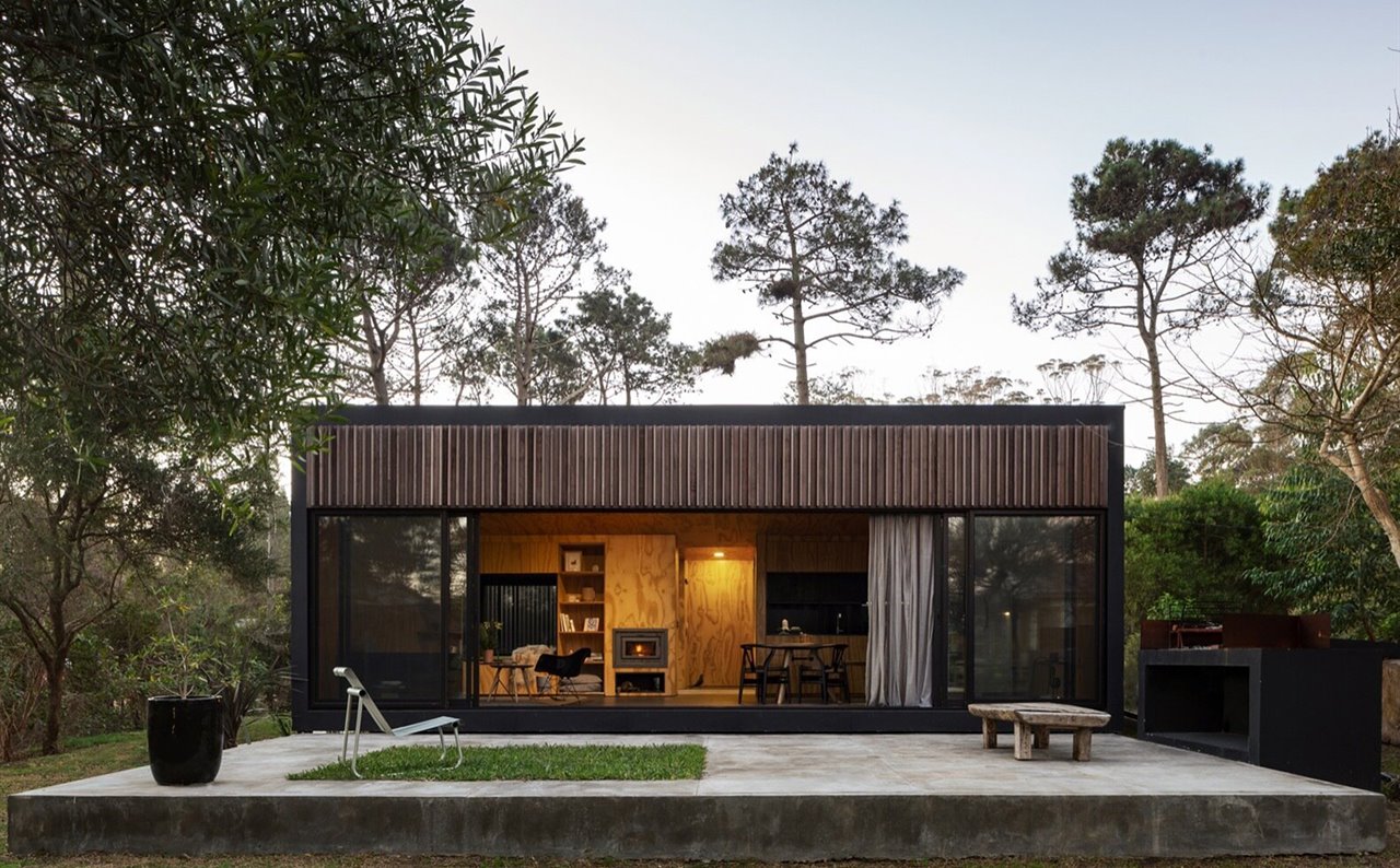 Color de malva Sofocante convergencia Una moderna casa prefabricada de madera en los bosques de Uruguay