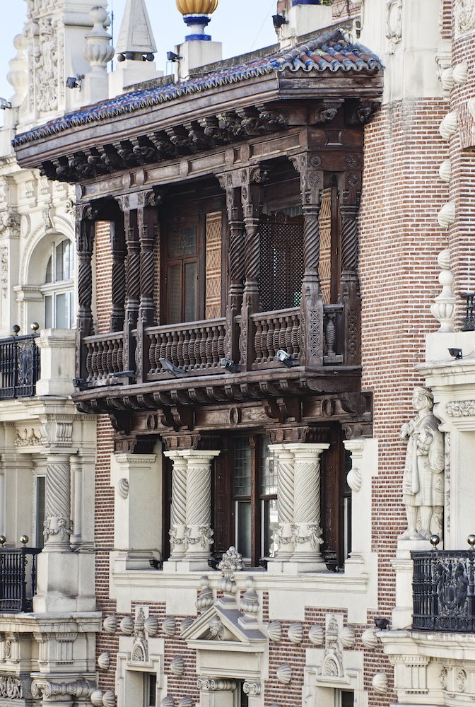 El arquitecto fue Leonardo Rucabado. La fachada está decorada con piezas del taller de Daniel Zuloaga