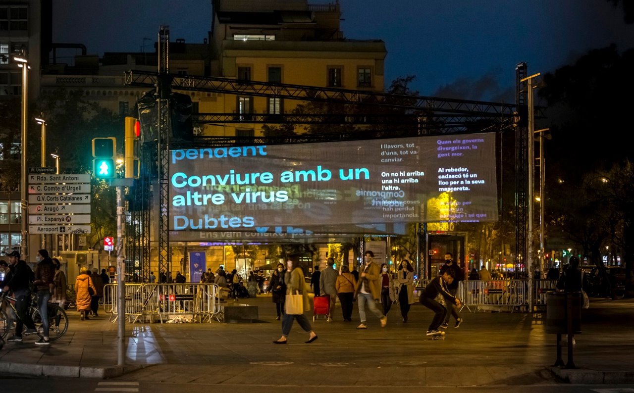 Maria Güell Ordis es la escenógrafa responsable del estudio La invisible, autores de la instalación 'Bastir de nou el món' que estos días está en Pza Universitat de Barcelona.