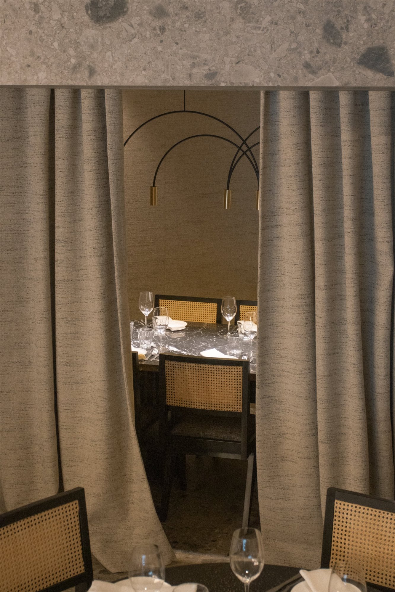 Restaurante Fayer libanes en madrid cortinas de color gris lampara de techo y sillas de madera