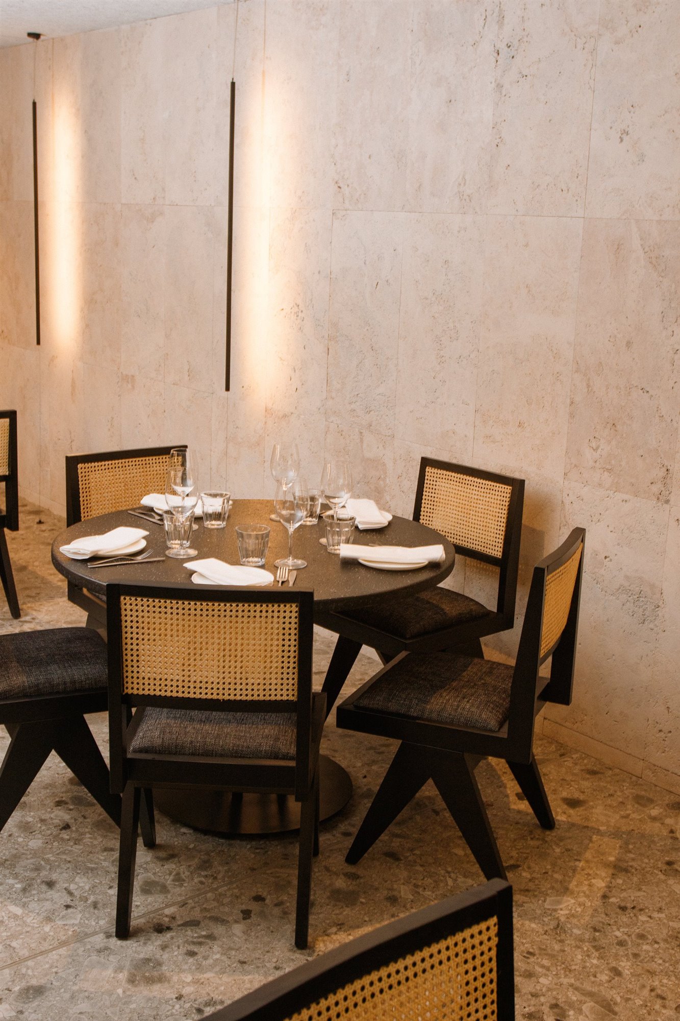 Restaurante Fayer libanes en madrid mesa redonda con sillas de rejilla