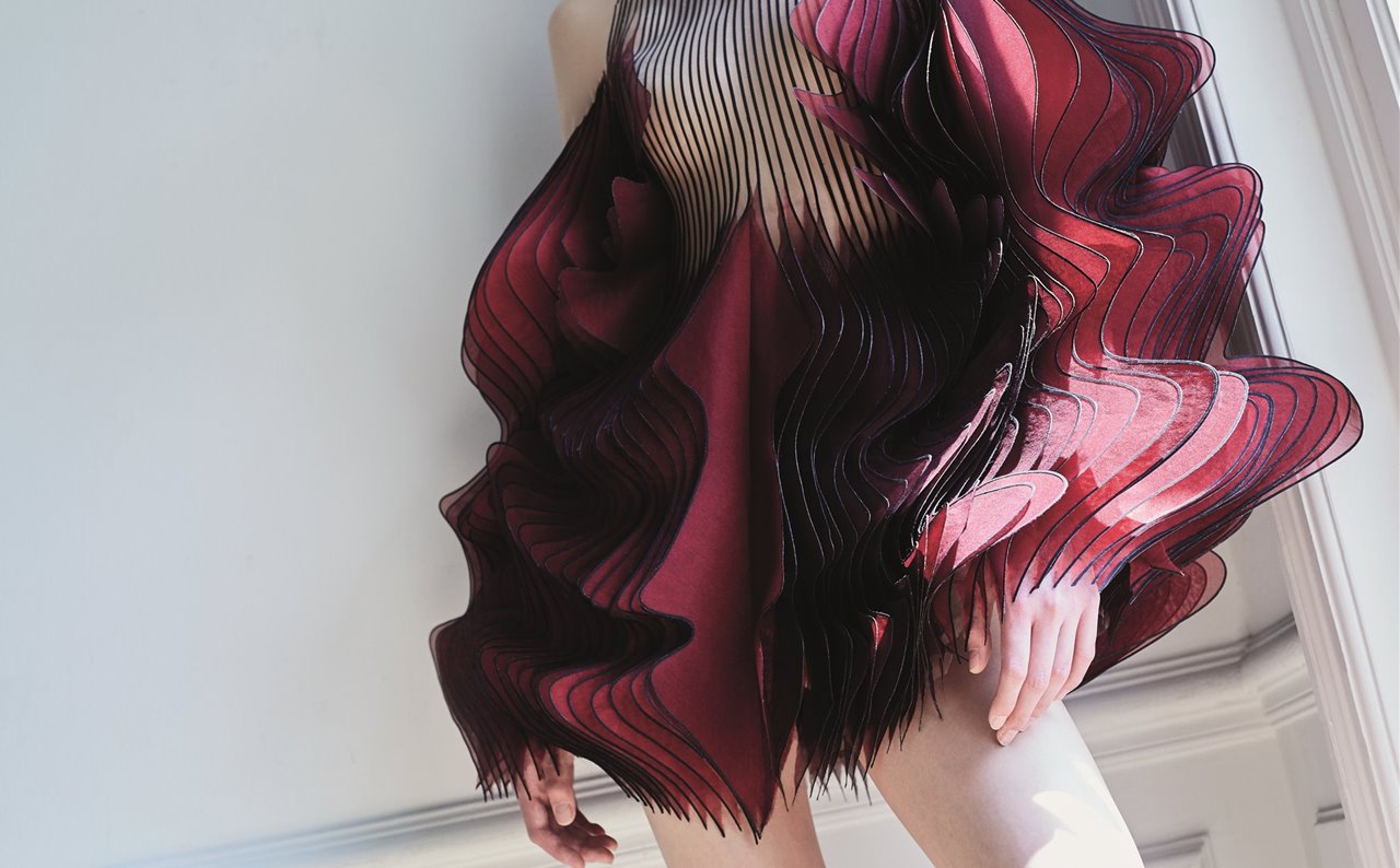La intérprete confiesa que siempre había querido lucir un diseño de Iris Van Herpen. El momento justo ha sido ahora, cuando ha dado con el vestido perfecto. 