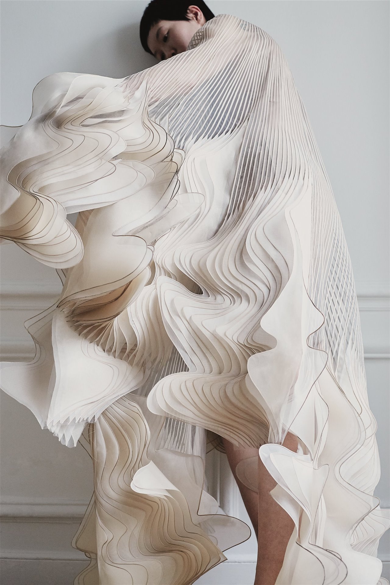 Los diseños de Iris van Herpen logran ese delicado equilibrio entre artesanía y tecnología, generando una forma muy particular de hacer Alta Costura.  