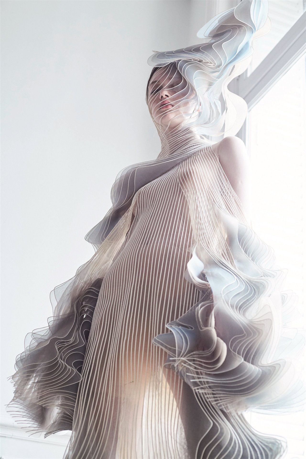 "Si tuviera que usar una palabra para describir mi trabajo, sería movimiento. A través de la danza aprendo de su poder de seducción", dice Iris van Herpen.