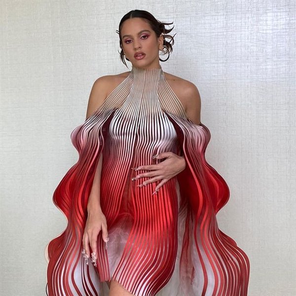 Iris van Herpen, la diseñadora tocada por la gracia de Rosalía