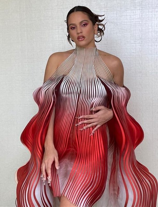 Iris van Herpen, la diseñadora tocada por la gracia de Rosalía