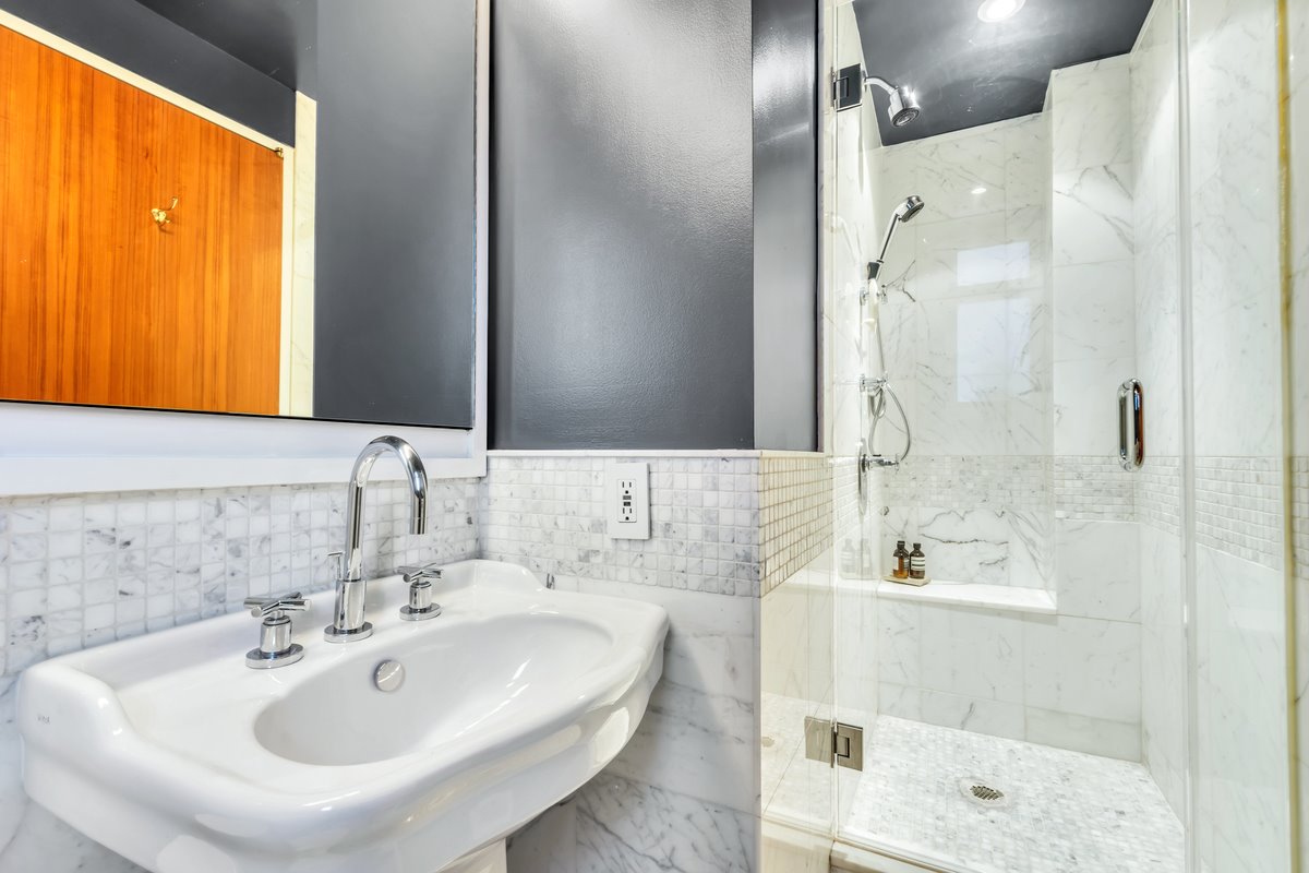 Baño con lavamanos de color blanco de la casa de Scarlett Johansson en Nueva York