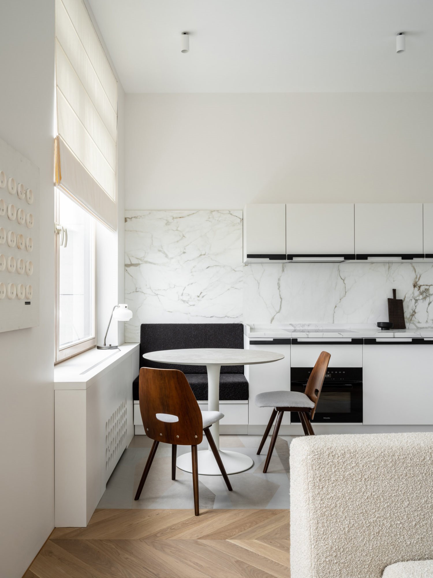 Piso en moscu cocina con frontales de marmol de color blanco