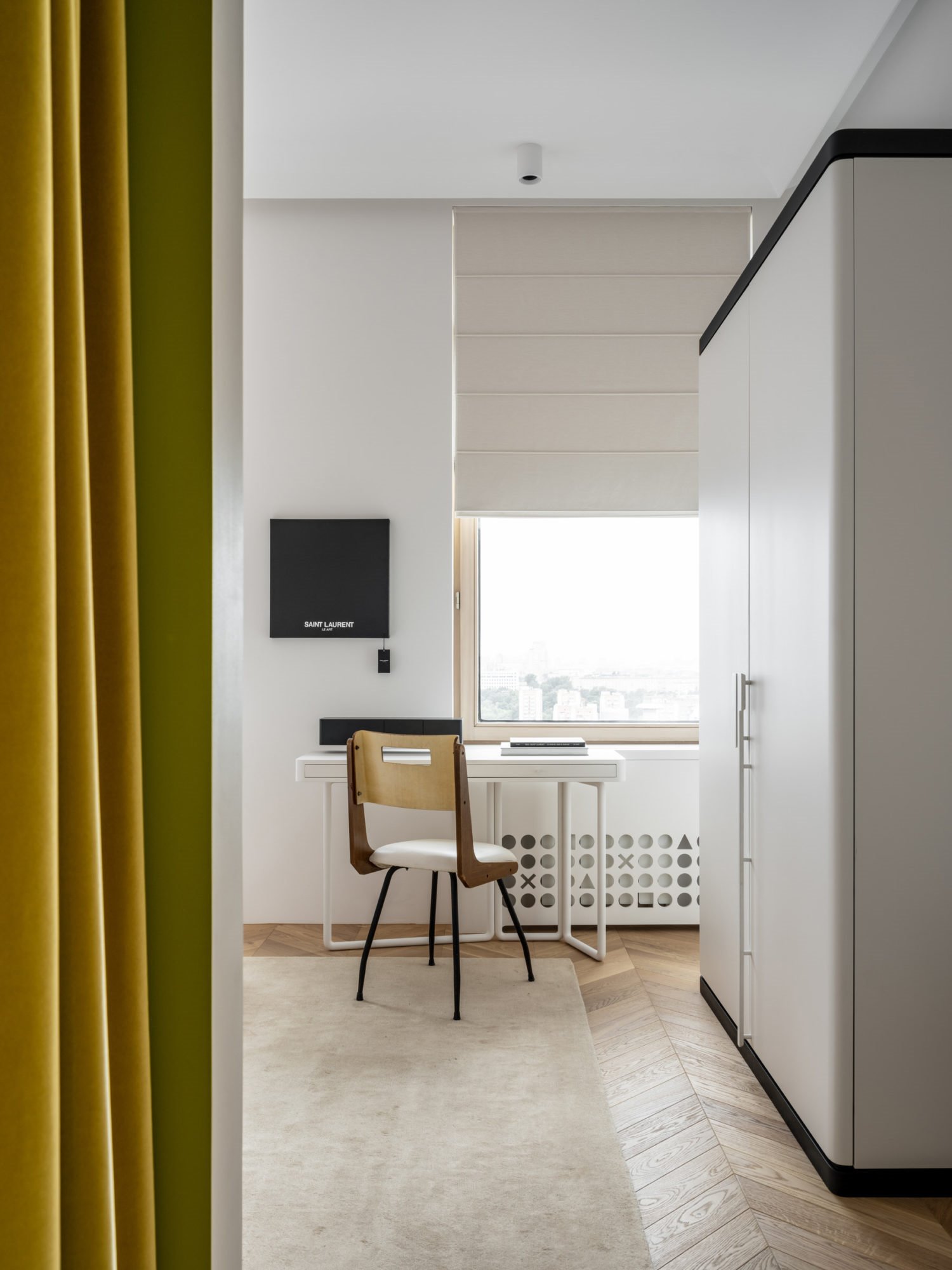 Piso en moscu despacho con cortinas de color amarillo