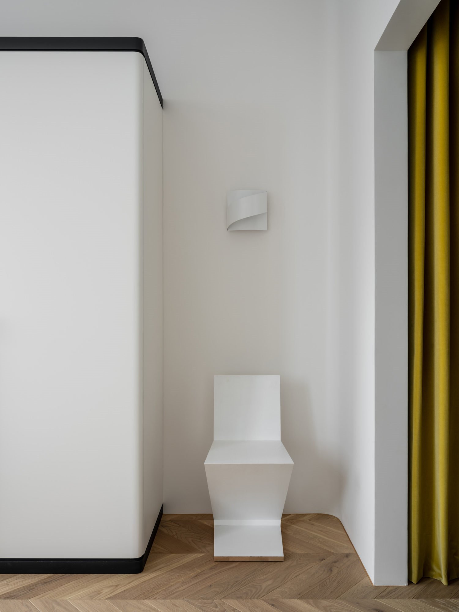 Piso en moscu detalle de una silla de rietveld en color blanco