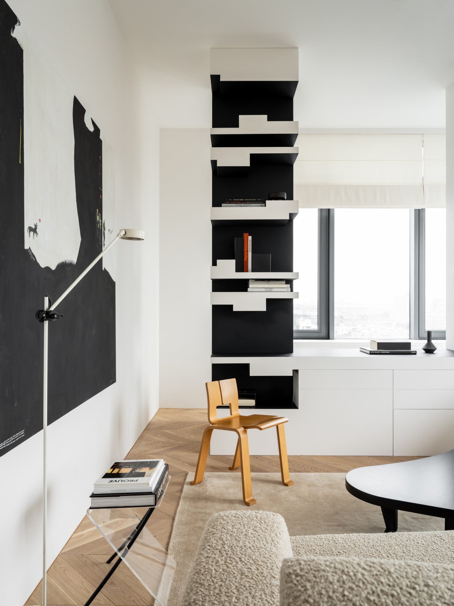 Piso en moscu en blanco y negro salon con silla de madera