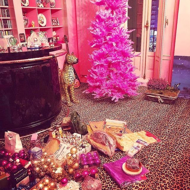 Arbol de navidad de color rosa de la casa de Alaska y Mario Vaquerizo