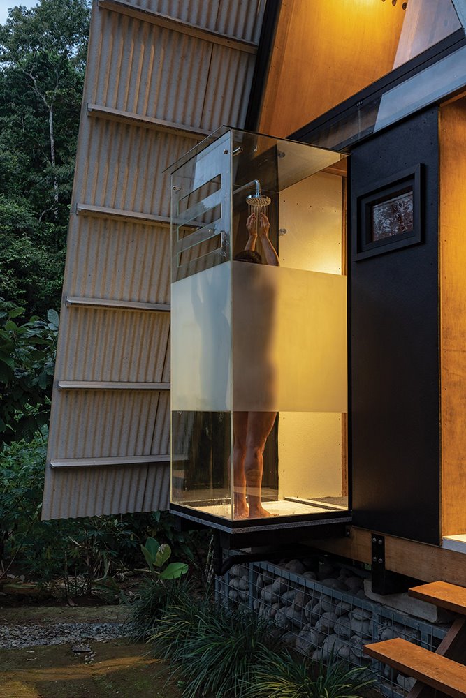 La ducha, encerrada en una cabina acristalada, se ha ubicado en el exterior para potenciar la conexión con la naturaleza.