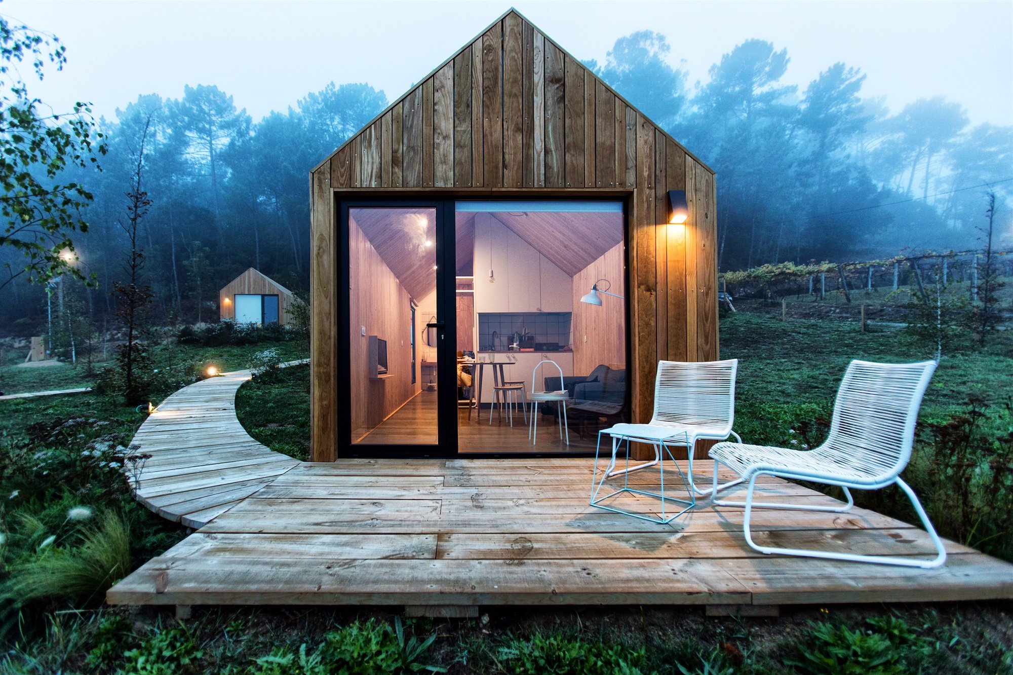 Una cabaña de madera prefabricada en los bosques de Galicia para una ecapada Una cabaña de madera prefabricada en los bosques de Galicia para una ecapada